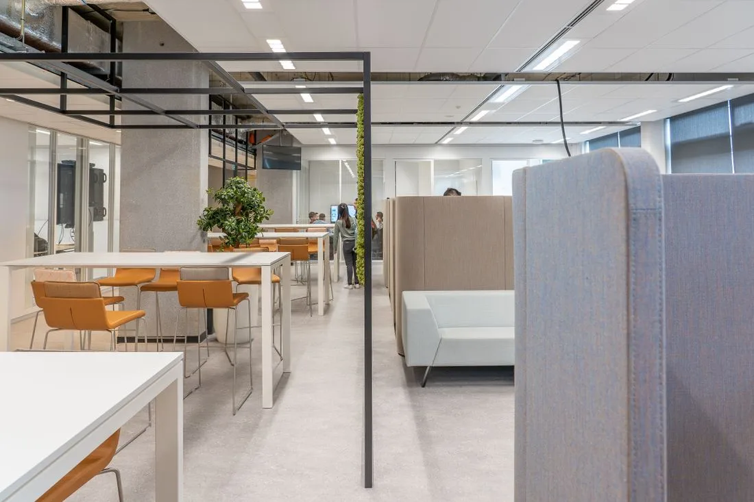 Helles Büro mit Arbeitsplätzen und großen Fenstern